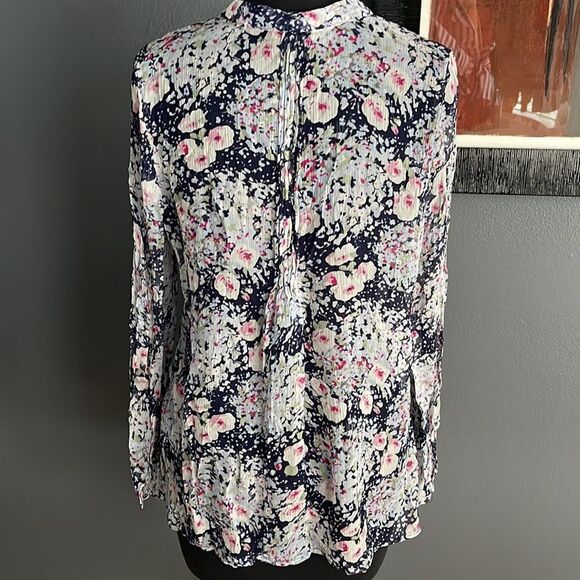 Joie navy floral 100% silk sheer button front pleated bodice/center back blouse - Picture 4 of 7